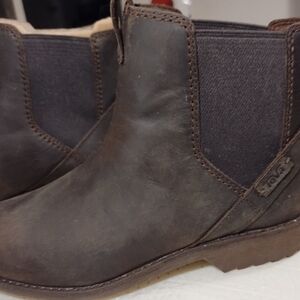 Teva women's boots size 5 (nwot) brown
